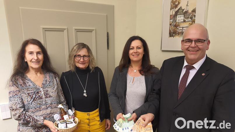 1000 Euro Erlös für die Aktion "Lichtblicke" im Landkreis Tirschenreuth brachte das Weihnachtskonzert "zwischen den Jahren" in der Pfarrkirche Bad Neualbenreuth. Von links Organisatorin Monika Kunz, Ursula Stingl von der Gäste-Info, "Lichtblicke"-Schirmherrin Claudia Grillmeier und Bürgermeister Klaus Meyer. Bild: Marktgemeinde Bad Neualbenreuth/exb