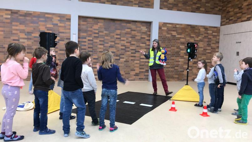 Verkehrserziehung stand für die dritten Klassen der Grundschule Wernberg-Köblitz auf dem Stundenplan. Bild: Christine Losch/exb