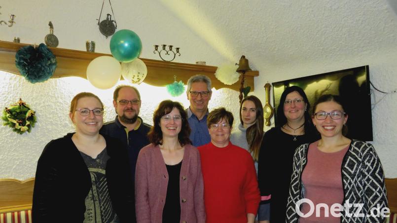 Das Führungsteam des 1. Akkordeonorchesters Waldsassen mit (von links) Ina Saloga, Stefan Frank, Bianca Bindl, Oskar Bindl, Andrea Reinkraut, Melanie Hencke, Jessica Troppmann und Katharina Mois. Bild: Akkordeonorchester Waldsassen/exb
