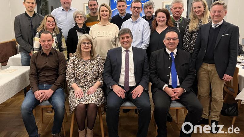Landtagsabgeordneter Tobias Reiß (rechts) leitete die Neuwahlen bei der CSU Grafenwöhr. Der Ortsverband wird weiter von Anita Heßler (vorne, Zweite von links) und ihren Stellvertretern Jürgen Hofmann (von rechts), Edgar Knobloch und Matthias Hacker geführt. Bild: mor