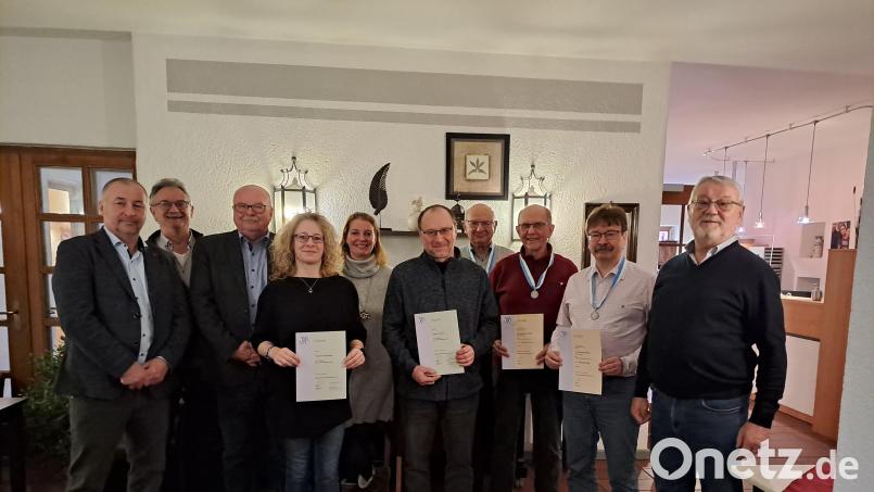 Die Siedlervereinigung Neukirchen würdigte langjährige Mitgliedschaft und besondere Verdienste. Von links Zweiter Bürgermeister Christian Sperber, Dritter Bürgermeister Wolfgang Rattai, Landesvorstandsmitglied Hans-Jürgen Reitzenstein, Christine Weidinger, Zweite Vorsitzende Jacqueline Misch, Eugen Guschin, Dieter Weiß, Werner Linhart, Michael Dietl und der Vorsitzende Günther Weinfurtner. Bild: Siedlervereinigung Neukirchen/exb