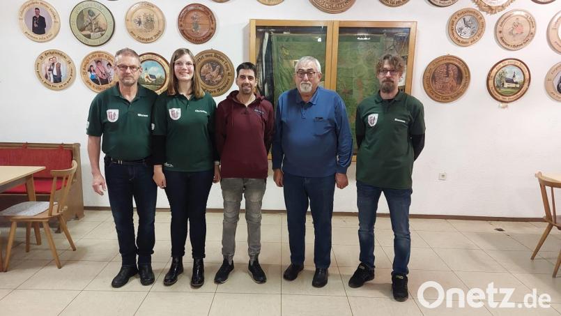 Sachpreise gab es für die besten Schützen des Sauschießens in Pechbrunn. Im Bild (von links) Schützenmeister Werner Fleischer, Christina Rank, Stefan Baier, Josef Strunz und Vorsitzender Hannes Ködel. Bild: Schützenverein Pechbrunn/exb