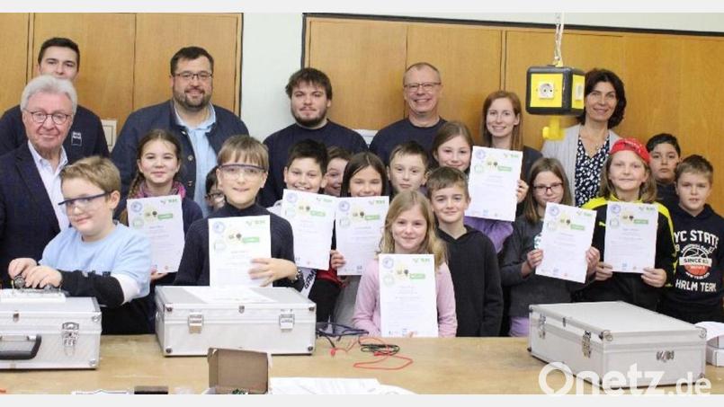 Stolz präsentieren die Schüler ihre Urkunden. Im Bild von links 
Michael Koller, MMM-Azubi Daniel Rosenmüller, Schulleiter Thomas Troidl, MMM-Azubi Florian Uschold, MMM-Ausbilder Thomas Hagl, Julia Danner von der MMM und Susanne Freudenstein vom Verein TfK. Bild: Wirkert/exb