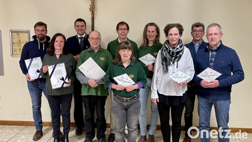 Landrat Thomas Ebeling (Dritter von links) und Wolfgang Grosser (Zweiter von rechts) überreichten den Hobbygärtnern die Urkunden. Bild: Matthias Meier/exb