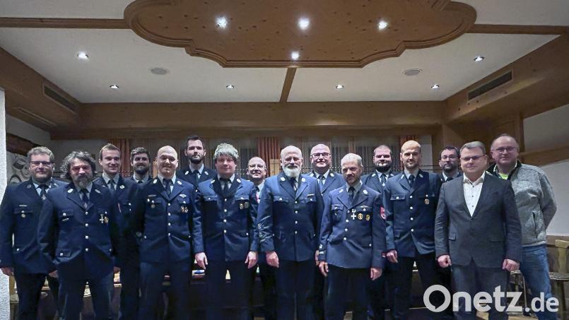 Die Feuerwehr Neuhaus setzt weitgehend auf ihr bewährtes Führungsteam: Die beiden Vorsitzenden Christian Windschiegl und Fabian Kühnl setzen ihr Amt fort. Bild: Fabian Zetzl/exb