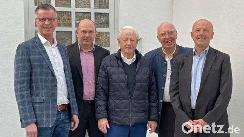 Bei der Jahreshauptversammlung der Conrad-Sportförderung wurde der Vorstand des Vereins neu gewählt: Im Bild von links: Bürgermeister Hermann Falk, Hermann Schlosser, Klaus Conrad, Rudolf Stepper und Günter Simmerl (es fehlen Werner und Gertrud Conrad). Bild: Conrad-Sportförderung/exb