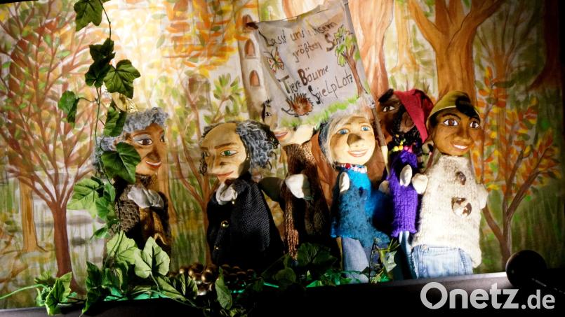 Die Königin (links) hätte in dem Puppenstück fast die Interessen der Kinder missachtet. Diese hatten erfolgreich demonstriert. Bild: bkr