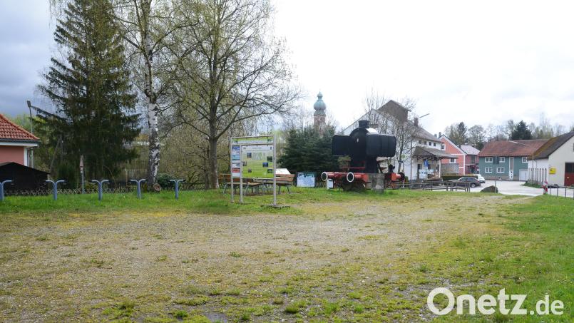 Mit Hilfe von Fördergeldern wird auf dem Areal &quot;Alter Bahnhof Eslarn&quot; eine Raststation mit Toilettenanlagen, Umkleideräumen und einer E-Bike-Ladestation errichtet. Bild: bey