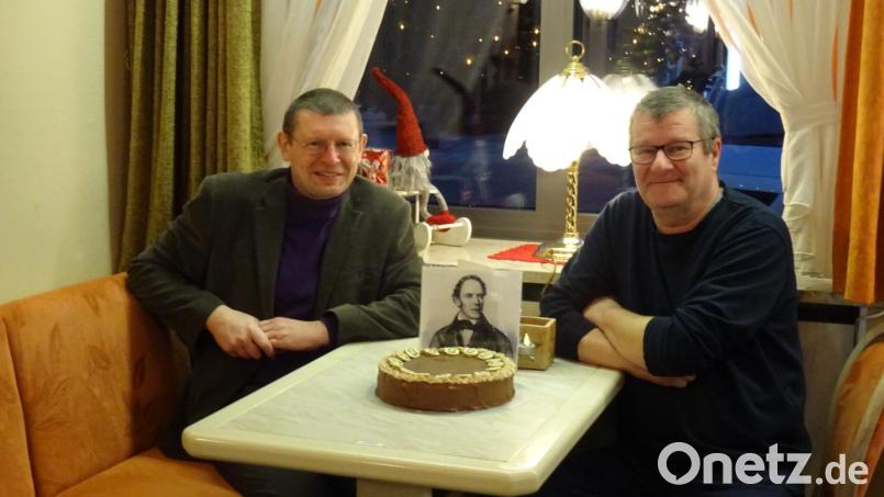 Im Café Rieß gratulierte Christian Ferstl (links), Vorsitzender der Johann-Andreas-Schmeller-Gesellschaft, Konditormeister Günter Hühn (rechts) zum 10-jährigen Bestehen seiner Schmellertorte. Bild: heb