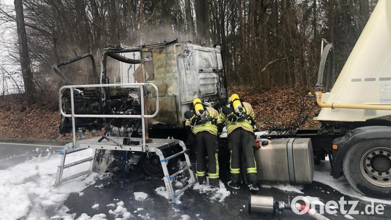 Feuerwehrleute aus Kallmünz sind nach dem Brand eines Lkw im Einsatz. Bild: FFW Kallmünz