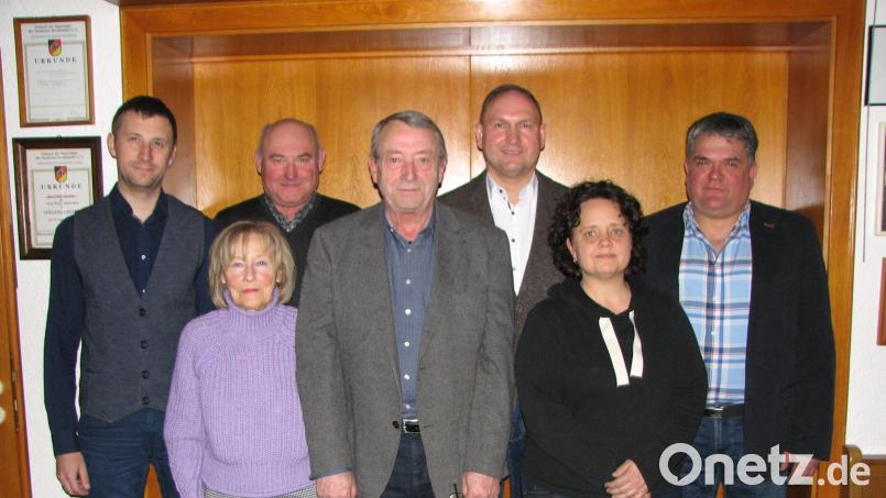 Einstimmig wiedergewählt wurde Hans Klemm (vorne, Mitte) als Vorsitzender des Fördervereins des VfB Mantel. Er und der Vorsitzender des VfB, Stefan Neumann (rechts), dankten Bürgermeister Richard Kammerer (Dritter von rechts) und Johannes Wittmann (links) für Spenden. Neues Mitglied ist Gitti Krös (vorne, links). Der Aktivposten bei den Jungfußballern ist Jugendleiterin Melanie Neumann (vorne, rechts). Bild: knh