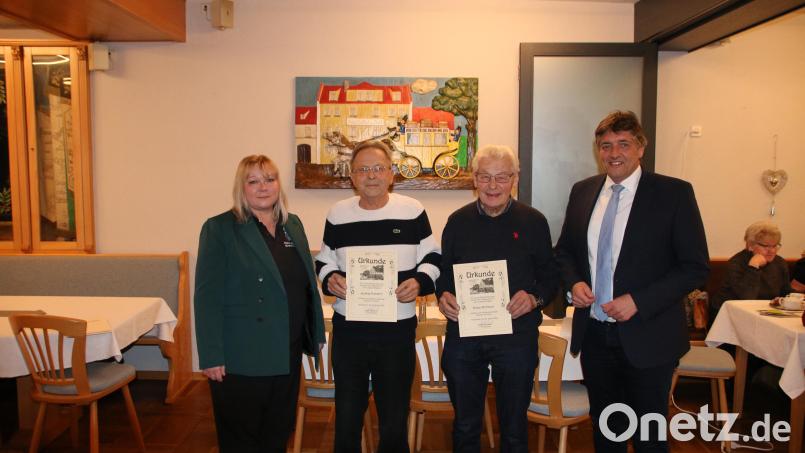 Heimatvereinsvorsitzende Angela Biersack (links) und Bürgermeister Edgar Knobloch beglückwünschten Ludwig Hofmann für 40 Jahre und Anton Wittmann für 50 Jahre Mitgliedschaft. Bild: sne