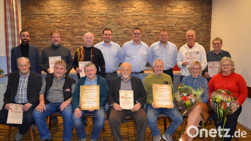 Die SpVgg Moosbach ehrte langjährige Mitglieder und dankte ihnen für ihre Treue. Seit 65 Jahren ist Günther Eckl (Mitte, vorne) dabei. Die neuen Ehrenmitglieder sind Peter Gissibl (Dritter von links, vorne) und Franz Bulenda (Dritter von rechts, vorne). Dazu gratulierten Bürgermeister Armin Bulenda (links) und die Vorsitzenden der SpVgg sowie des Fördervereins Gerd Wittmann (Zweiter von links vorne). Bild: gi