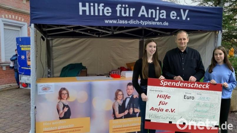 Bei der Spendenübergabe: (von links) Lena Frohnhöfer, Michael Sporrer, Sophie Kopp. Das Bild wurde mit dem Greenscreen erstellt und bearbeitet. Bild: Medienwerkstatt Mittelschule Auerbach/exb