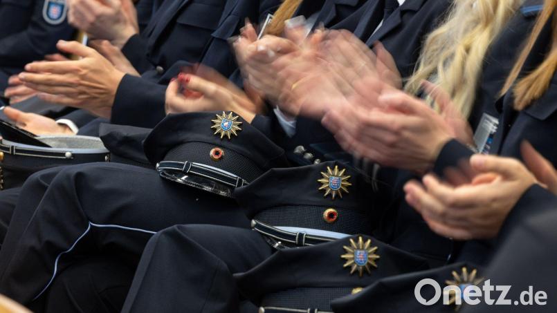Polizeianwärter applaudieren bei der Vereidigung des Polizeimeisteranwärterlehrgangs. Symbolbild: Michael Reichel/dpa