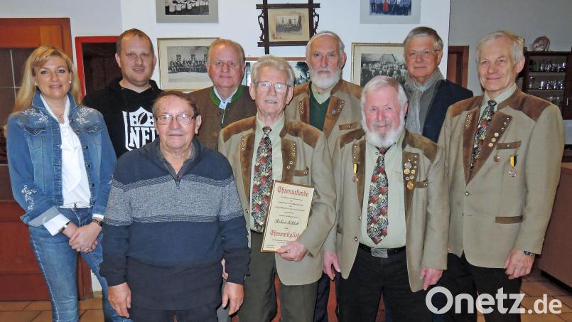 Robert Neblich (mit Urkunde) wurde bei der Generalversammlung zum Ehrenmitglied des Schützenvereins Wernberg-Köblitz ernannt. Außerdem wurden zahlreiche Mitglieder für ihre langjährige Treue ausgezeichnet. Bild: Weidner/exb