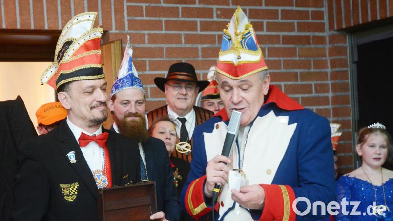 Beim Rathaus-Fasching 2019 ist die Welt noch in Ordnung: Narrhalla-Chef Christian Würdinger (links) gibt OB Kurt Seggewiß die Stadtkasse zurück. Jetzt will Würdinger aufhören. Und befreundete Mitglieder erheben Vorwürfe gegen die Stadt. Archivbild: Gabi Schönberger
