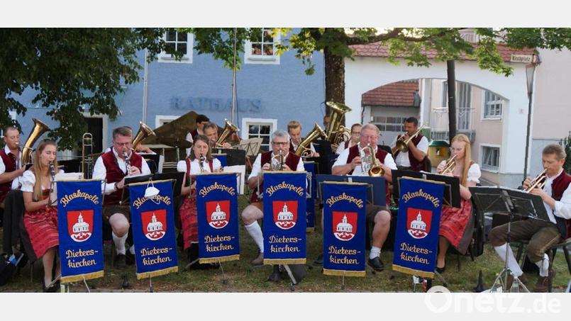 Der Musikverein Dieterskirchen in Aktion: Er ist ein Aushängeschild der kleinen Gemeinde. Musikalischer Leiter Jürgen Lößl (rechts) leitet die Blaskapelle seit 2011, Vorsitzender Georg Bergschneider (vorne, Vierter von links) spielt seit Jahrzehnten aktiv mit. Bild: wel