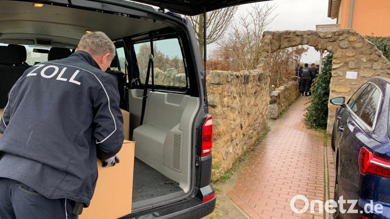 Beamte von Zoll und Polizei haben am 12. Januar 2023 im Landkreis Neustadt/WN mehrere Häuser durchsucht. Bild: Gabi Schönberger