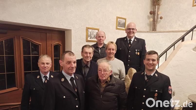 Treue Mitglieder sind bei der Jahreshauptversammlung der Feuerwehr Wernersreuth ausgezeichnet worden: (vorne von links) Kommandant Klaus Frank, Ludwig Fröhlich, Konrad Stobitzer und Vorsitzender Manuel Brucker, (mittlere Reihe von links) Werner Stark und Albert Freundl sowie (hinten von links) Manfred Bauer und Bürgermeister Klaus Meyer. Bild: Feuerwehr Wernersreuth/exb
