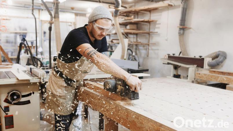 Über 200 Mitgliedsbetriebe aus acht Innungen, unter ihnen die Schreiner-Innung (unser Symbolbild), sind in der Schwandorfer Kreishandwerkerschaft organsiert. Sitz dieses Gremiums ist der Charlottenhof bei Schwandorf. Symbolbild: Nadezhda - Fotlia.com/exb
