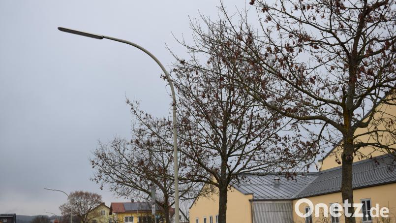 Peitschenmasten mit Leuchtstoffröhren, wie hier an der Landgraf-Ulrich-Halle, sind noch in den Wohnsiedlungen zu finden. Künftig werden diese durch LED-Technik ersetzt. Bild: bnr