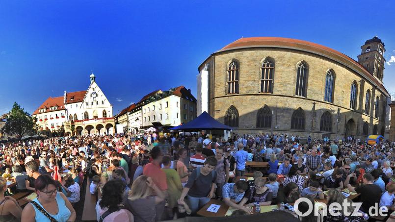 So voll war es am Marktplatz in Amberg im Sommer 2017. Die Szenerie wurde mit einer 360-Grad-Kamera aufgenommen. Hier traf man sich zum Weltrekordversuch im &quot;Mensch ärgere Dich nicht&quot;-Spiel und gewann. Vor vier Jahren knackten Thüringer den Titel. Heuer will man ihn zurück. Bild: roa