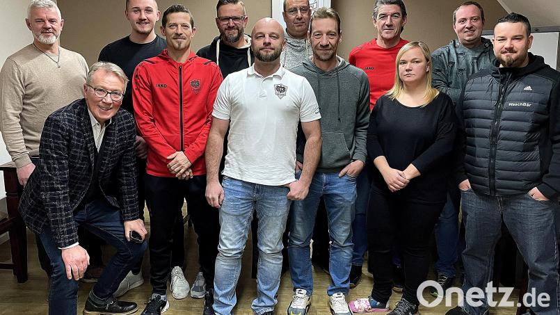 Die Fußball-Sparte der DJK Weiden hat eine neue Führung: Rico Friese (Sechster von links) ist Abteilungsleiter, Silke Bartsch (Dritte von rechts) Jugendleiterin. Bild: R. Kreuzer