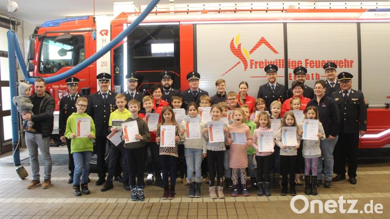 19 Kinder waren mit Eifer bei der Abnahme ihres ersten Feuerwehrabzeichens dabei. Gespannt verfolgte auch Bürgermeister Wolfgang Söllner (links) das Geschehen. Bild: soj