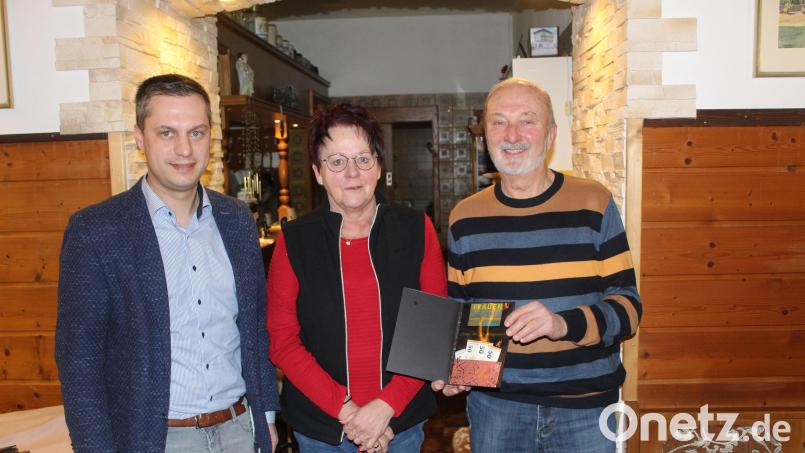 Bei der Spendenübergabe waren Bürgermeister Wolfgang Söllner (von links), FU-Vorsitzende Petra Becher und Bernd Würstl, Vorsitzender des Fördervereins Freibad Selingau, dabei. Bild: soj