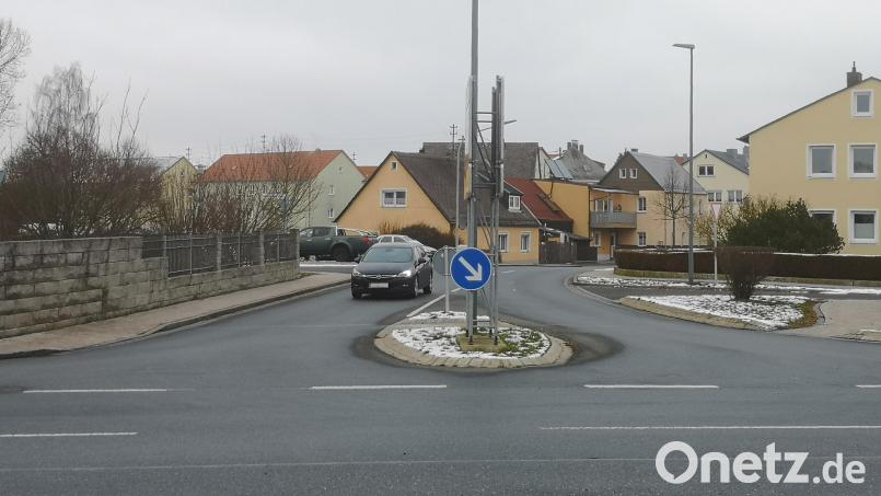 In der Leonberger Straße gilt Tempo 30 künftig bereits ab der Einfahrt (Bild) von der Tirschenreuther Straße aus bis zur Hauptzufahrt zu den Stiftlandwerkstätten St. Elisabeth. Ausgenommen bleibt nur das restliche Stück beim Ortsausgang. Bild: lnz