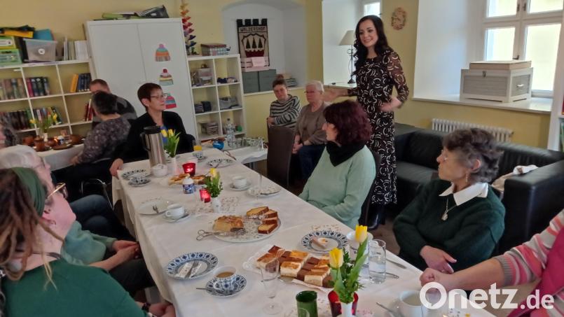 Auch Bürgermeisterin Margit Bayer (stehend) kam zum ersten Handarbeitsnachmittag der Naturfreunde. Bild: fpoz