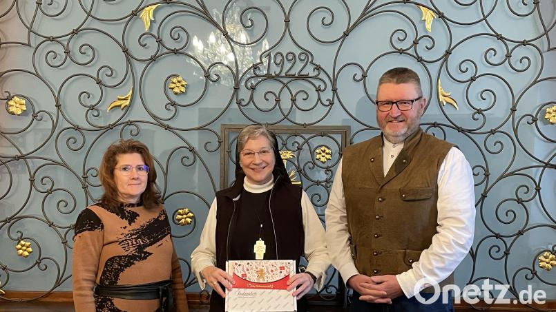 Vorsitzender Klaus Schuster und Stellvertreterin Gabriele Treml-Laubert ließen die 100-Jahr-Feier noch einmal Revue passieren und überreichten Äbtissin Laetitia Fech kleine Präsente für den Konvent. Bild: Klaus Schuster/exb