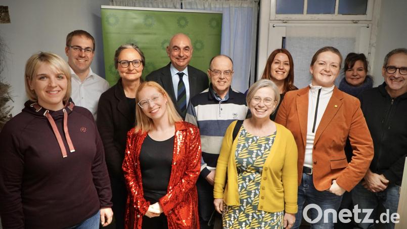 Beim Neujahrsempfang der Grünen im neuen Wahlkreisbüro der Bundestagsabgeordneten Tina Winklmann wurden auch langjährige Mitglieder geehrt. Bild: Kilian Fleischmann/exb