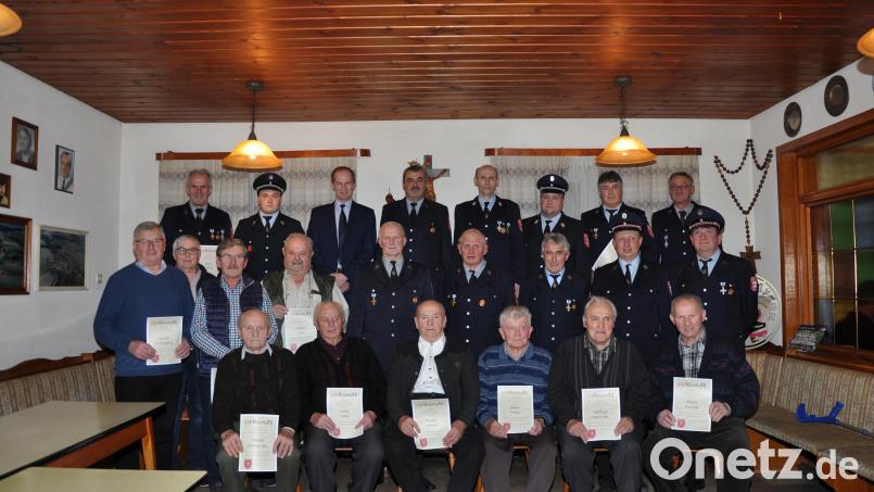 Seit über 40 Jahren sind diese Mitglieder der Feuerwehr Glaubendorf treu. Bild: Regina Stahl/exb