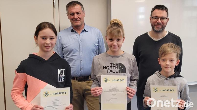 Die erfolgreichen Teilnehmer bei der Mathe-Olympiade mit Schulleiter Christian Schwab (hinten links) und Tobias Flierl (hinten rechts). Bild: Andreas Fröhlich/exb