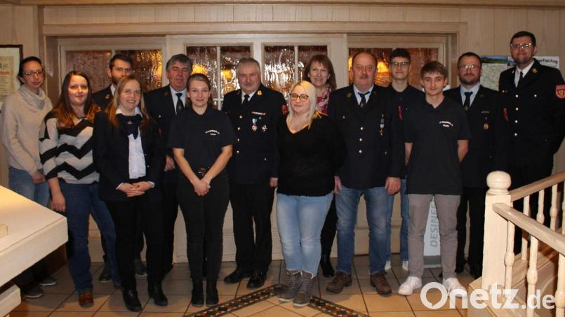 Großteils weibliche Verstärkung bekommt die Feuerwehr Poppberg. Von links Cornelia Waiz, Stephanie Meiler, Patrick Dehling, Christina Hirschinger, Kommandant Helmut Schlenk, Laura Luber, Kreisbrandinspektor Hans Sperber, Yvonne Schmid, Bürgermeisterin Brigitte Bachmann, der für 40 Jahre bei der Feuerwehr geehrte Robert Götz, Bastian Süß, Michael Thaler, Vorsitzender Thomas Bleisteiner und Kreisbrandmeister Thorsten Jobst. Bild: sis