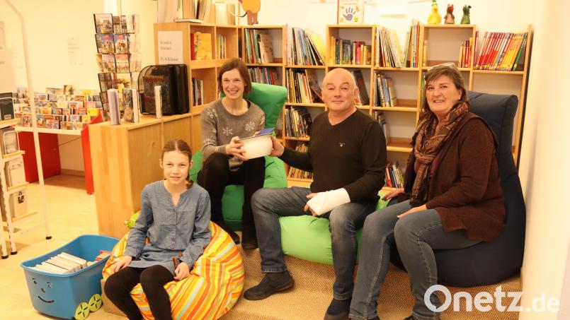 An Paula Obermeier und Ihrer Mama Nicole Obermeier (von links) überreicht Goaslandler-Regisseur Gerhard Schnabel die Geldspende, mit dabei Regina Schnabel. Bild: mrr
