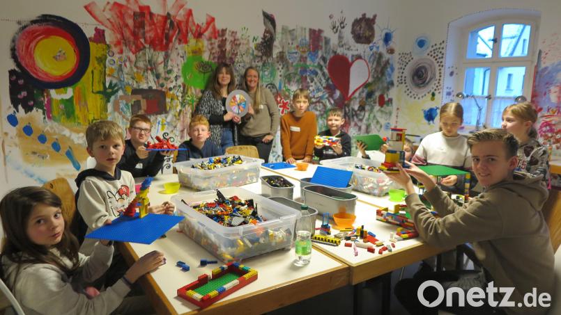 Stephanie Leypold und Simone Poisel (stehend von links) stehen den Kindern der Legobau-Gruppe mit Rat und Tat zur Seite. Bild: jzk