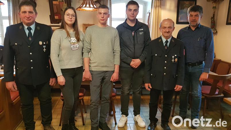 Kommandant Johann Neuber (Zweiter von rechts) und Vorsitzender Johann Eger (links) nahmen mit Bürgermeister Bernhard Rom (rechts) die jungen Nachwuchskräfte in den aktiven Dienst auf. Bild: gi