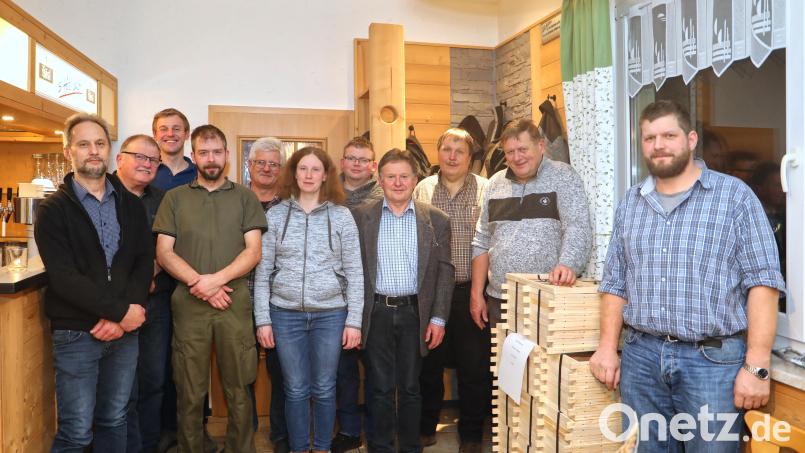 Der alte und neue Vorsitzende Klaus Schmidt mit Imker-Kreisvorsitzendem Martin Fischer (Zweiter und Dritter von rechts) und dem neugewählten Vorstand (von links) mit Johannes Mark, Herbert Mattes, Christoph Pöllmann, dem neuen Zweiten Vorsitzenden Florian Hingst, Wolfgang Schmid, Rita Fenzl, Christian Fütterer, Albert Tretter und Bruno Köllner. Bild: njn