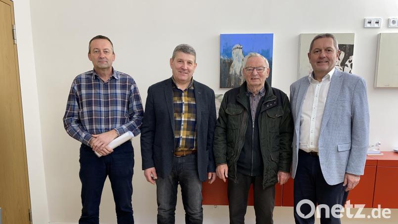 Nach der Vereidigung: (von links) Hauptamtsleiter Uwe Lindner, der neue Feldgeschworene Wolfgang Wiesent, Obmann Rudolf Achatz und Bürgermeister Joachim Neuß. Bild: Stadt Auerbach/exb