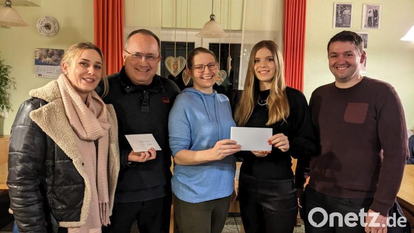 Bürgermeister Ludwig Gürtler (Zweiter von links) und Dr. Stephanie Kuchlbauer (Mitte) freuten sich über die Spenden. Überreicht wurden diese durch die zweite Vorsitzende von Jungkolping, Katharina Eckl (Zweite von rechts), den Vorsitzenden der Kolpingsfamilie, Josef Schneider (rechts), und die zweite Vorsitzende des Fördervereins St.-Jodok-Ritt, Rebekka Fischer (links). Bild: Lukas Braun/exb