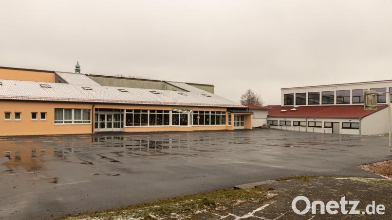 In der Grundschule in Bad Neualbenreuth sollen Kinderkrippe und Kindergarten mit untergebracht werden. Architekt Peter Hilgarth präsentierte kürzlich im Marktrat die Pläne zur neuen Raumaufteilung. Bild: Susanne Forster