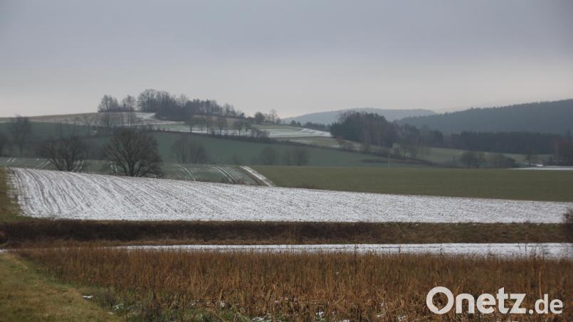 Auf dem schneebedeckten Feld (im Vordergrund) soll der „Solarpark Rottendorf“ entstehen. Bild: frd