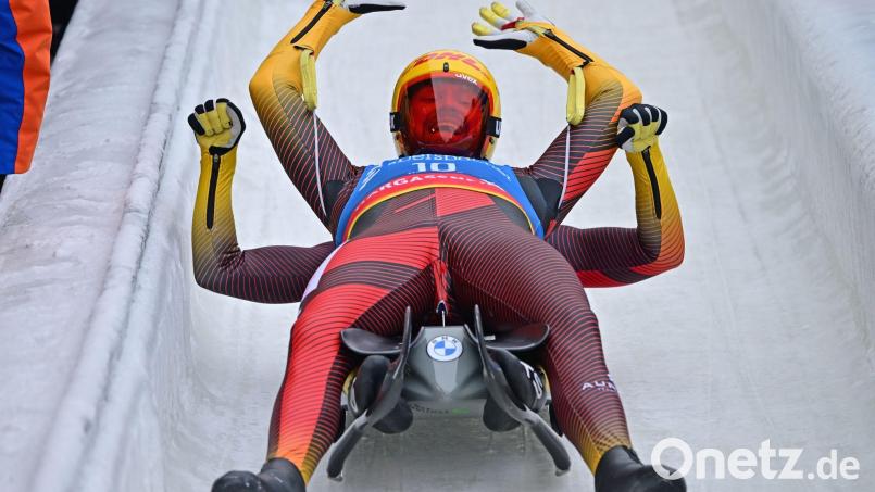 Toni Eggert und Sascha Benecken jubeln im Ziel. Bild: Martin Schutt/dpa