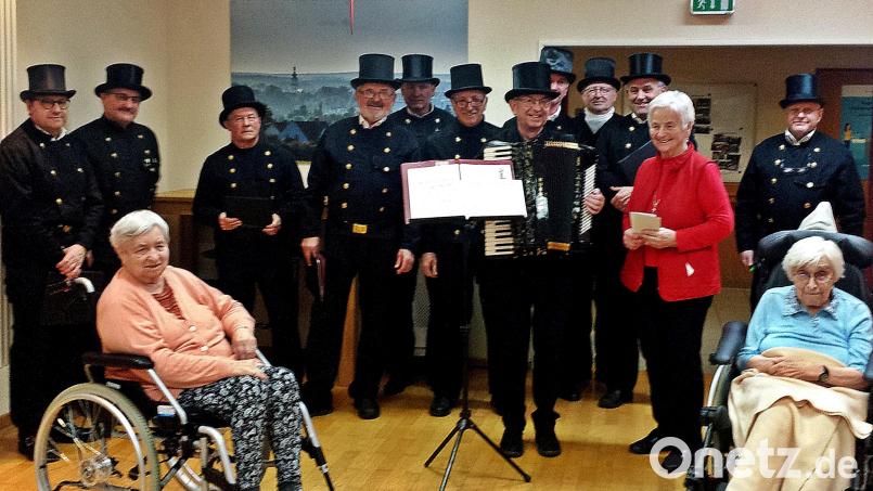 Der Kaminkehrerchor bringt einen musikalischen Gruß ins AWO-Seniorenheim Franz Zebisch. Bild: R. Kreuzer