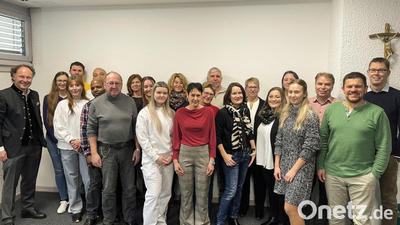 Erstmals nach 2019 ehrte die Privatmolkerei Bechtel wieder Betriebsjubilare. Bei der Feier wurden auch die erfolgreichen Auszubldenden gewürdigt. Links im Bild Geschäftsführer René Guhl. Bild: Alina Sigl