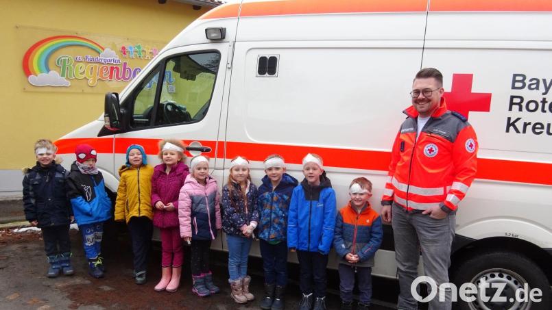 Die Unterweisung in der Ersten Hilfe bei den Vorschulkindern des Regenbogenkindergartens übernahm BRK-Bereitschaftsleiter Sven Lehner. Bild: njn