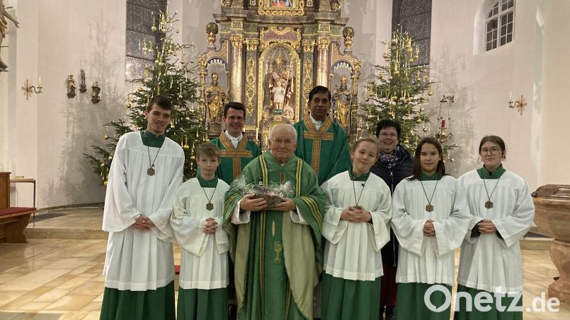 Zu seinem Goldenen Priesterjubiläum feierte Pfarrer Gerhard Schmidt in Neunkirchen einen Dankgottesdienst. Bild: Christine Obermeier/exb